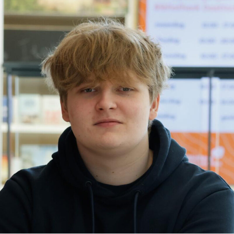 Portret van Ben, een jonge deelnemer aan het Wark-DIVA programma die zijn ervaring deelt.
